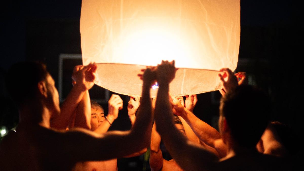 限制級新片《誰在看著我們》超大膽! 7男星「全裸放天燈」遭盤查