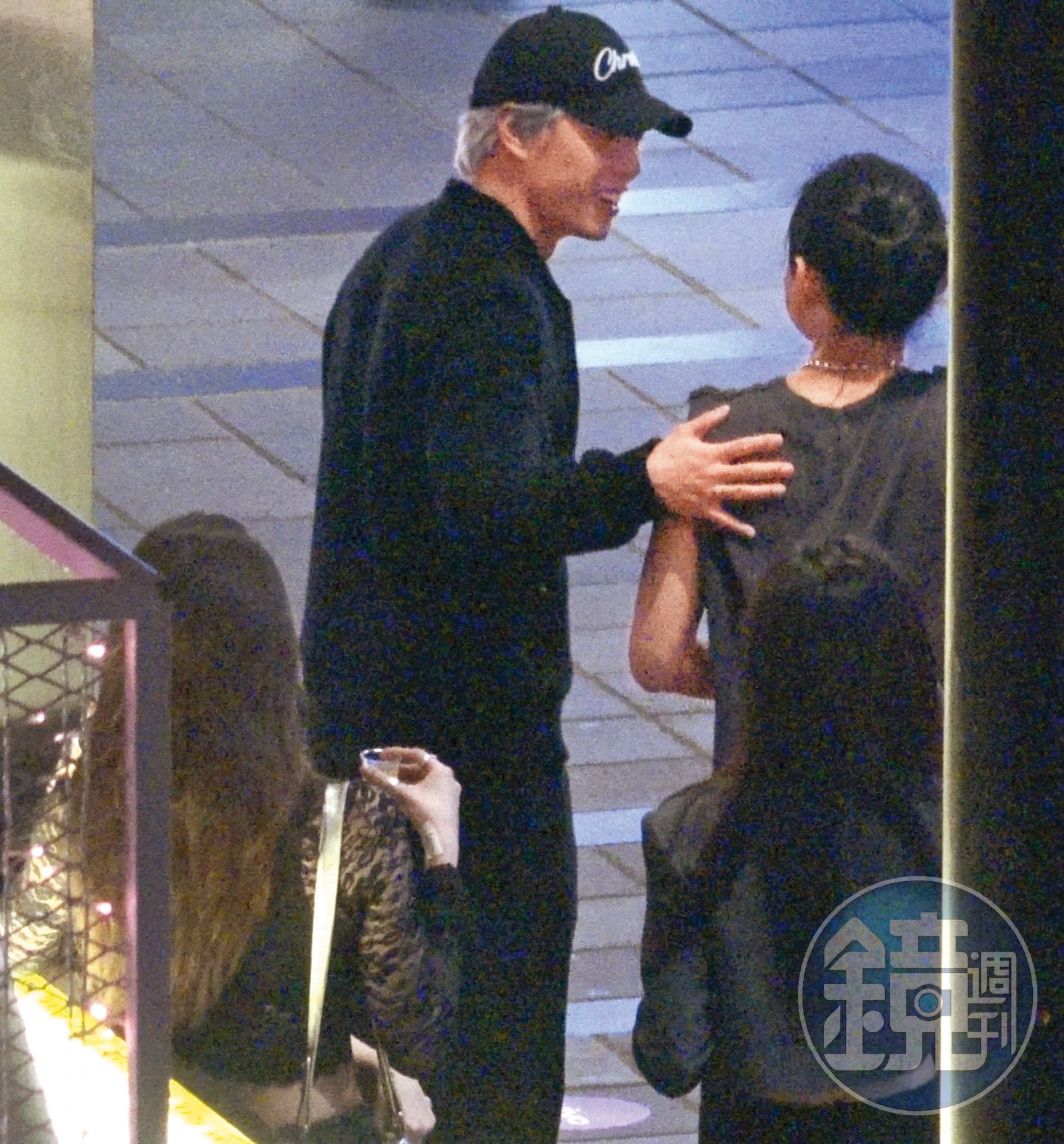 4月20日21:22,蔡瑞雪和2名女友人離開後,孫麥傑(中)和朋友繼續在夜店喝酒。