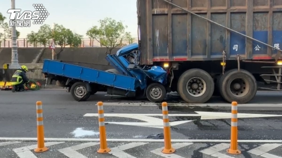 台中小貨車追撞「嵌進半聯結車」 駕駛受困遭夾死