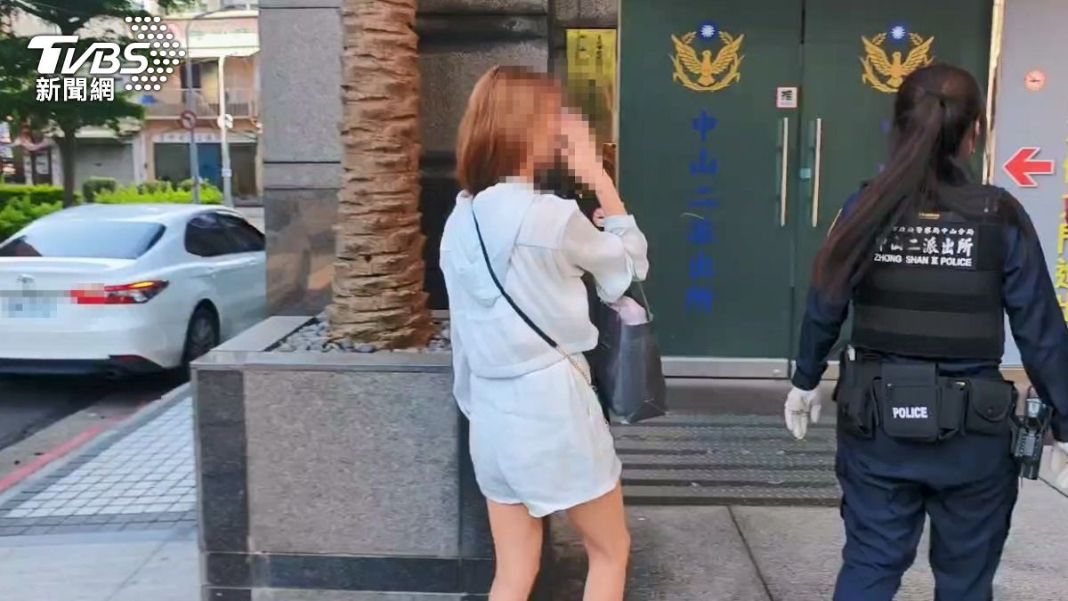 一名女子被警方帶回。(圖/TVBS)