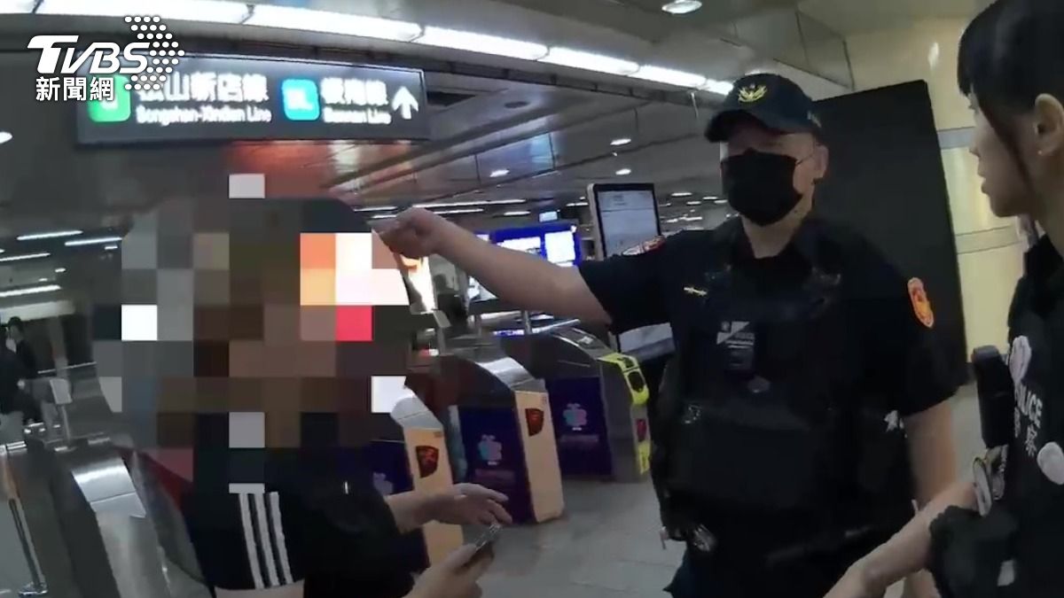 嫌街頭藝人唱歌難聽!女子踢錢箱搗亂 民眾制止遭剪刀恐嚇