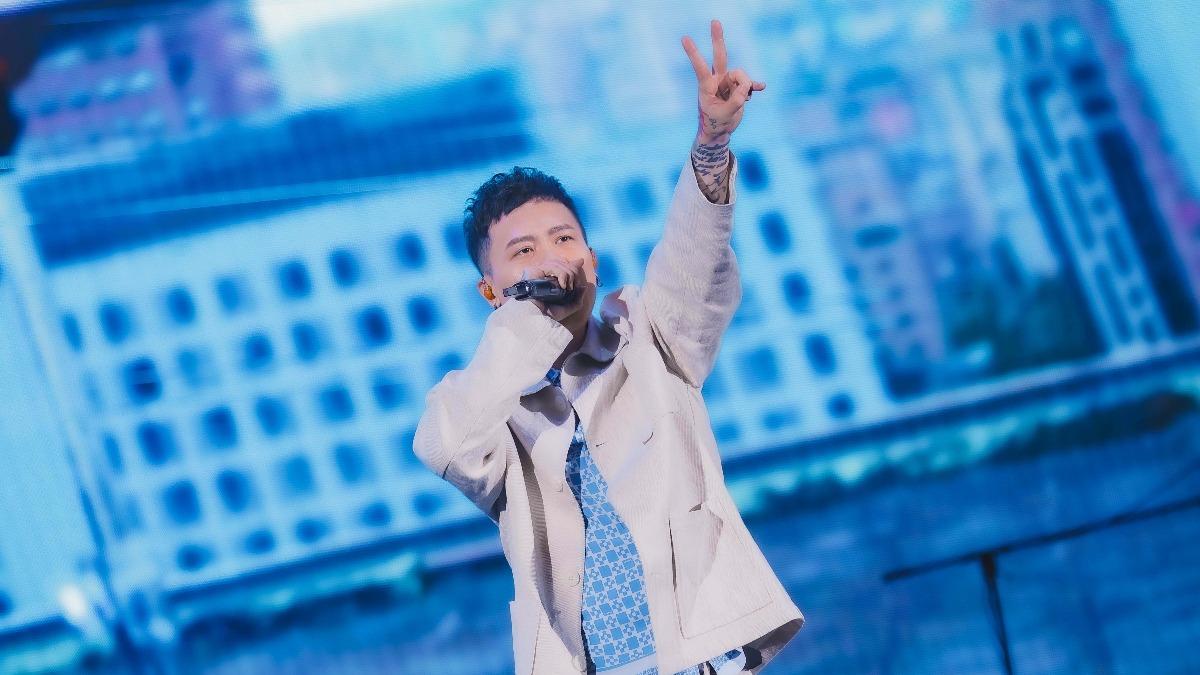 蕭秉治擔任五月天香港巡演開場嘉賓。(圖/相信音樂提供)