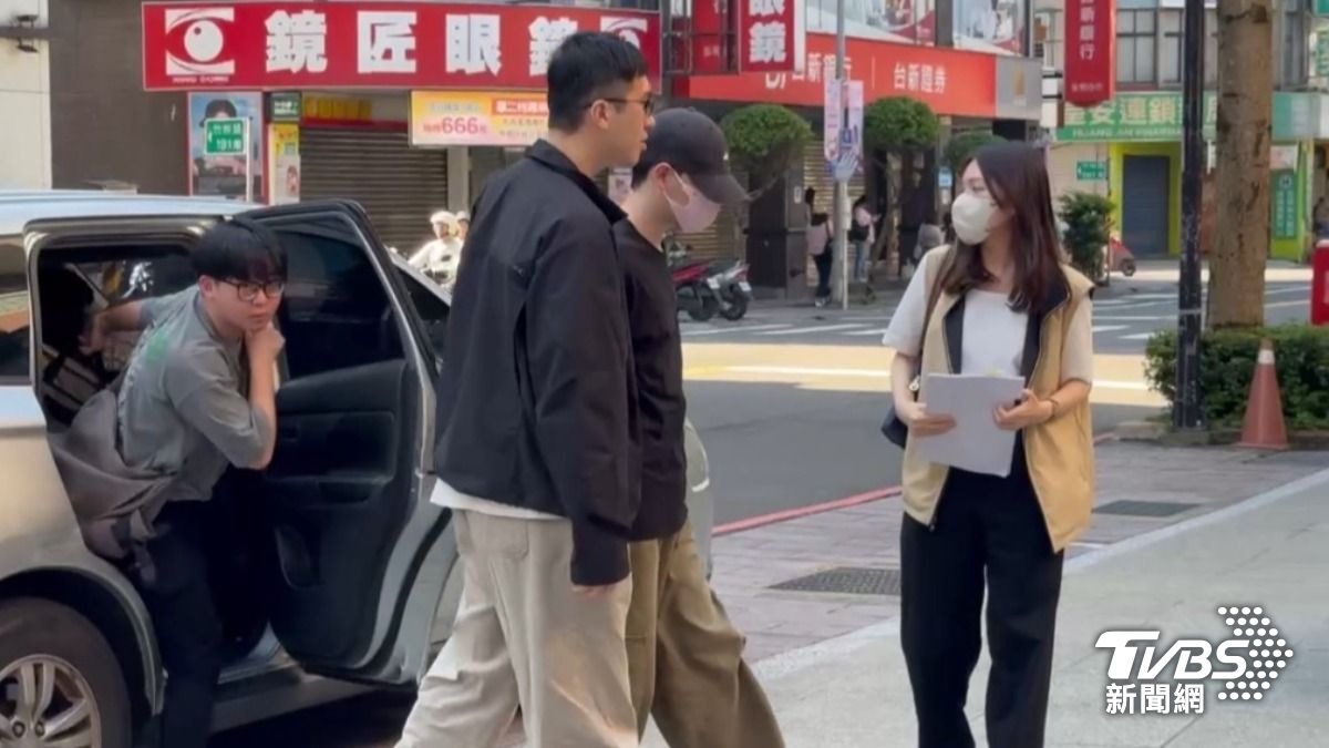 閃兵案擴大!警帶回舞台劇演員黃博石 李銓「全身黑+墨鏡」到案