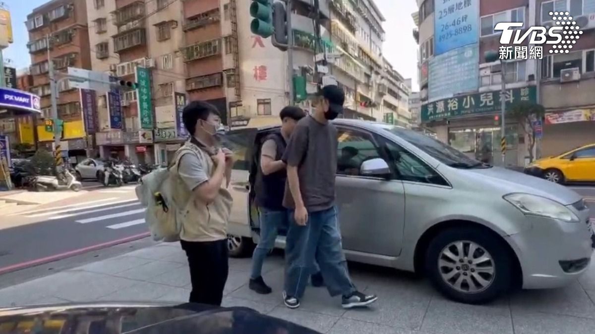 「小蝦」陳大天今早被帶回。(圖/TVBS)