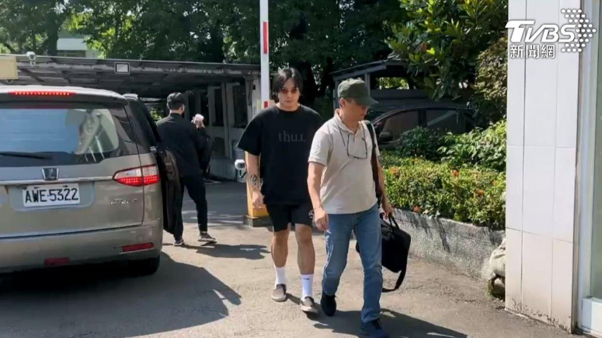 藝人李銓涉嫌逃兵役被警方帶回偵辦。（圖／民眾提供）