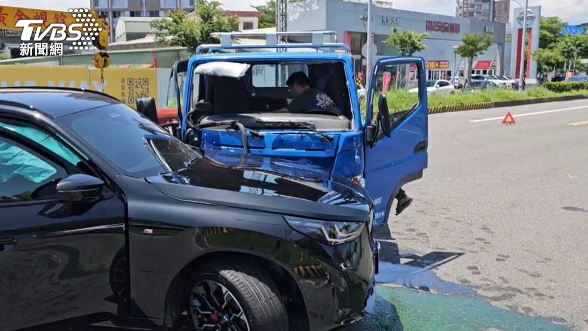 才剛準備交車...百萬名車加油途中與貨車相撞 汽油外洩車身半毀