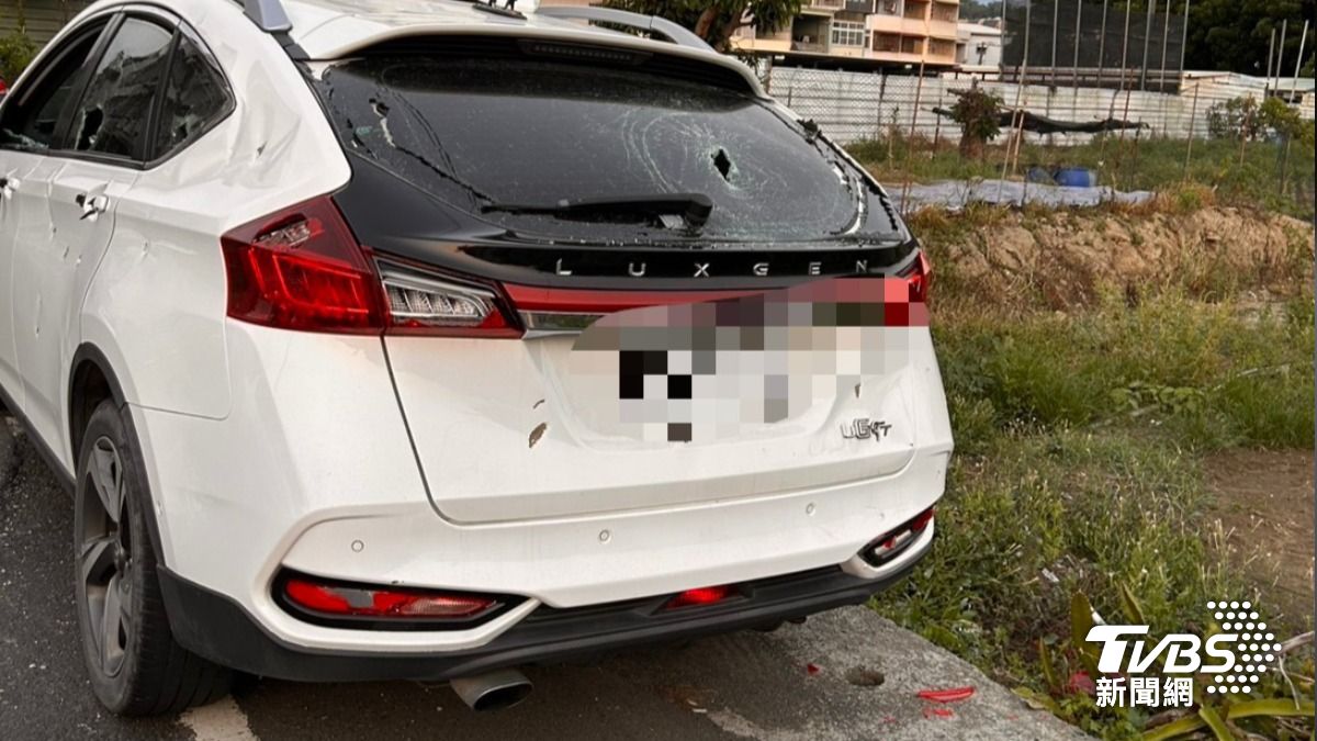 林男拿著榔頭爆砸前妻愛車。（圖／TVBS）