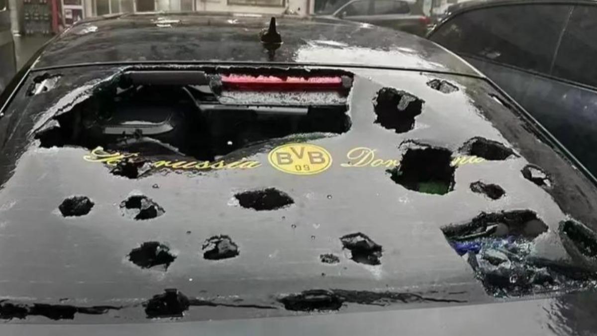 車子的玻璃被冰雹砸破。(圖／翻攝自微博霹靂車王)