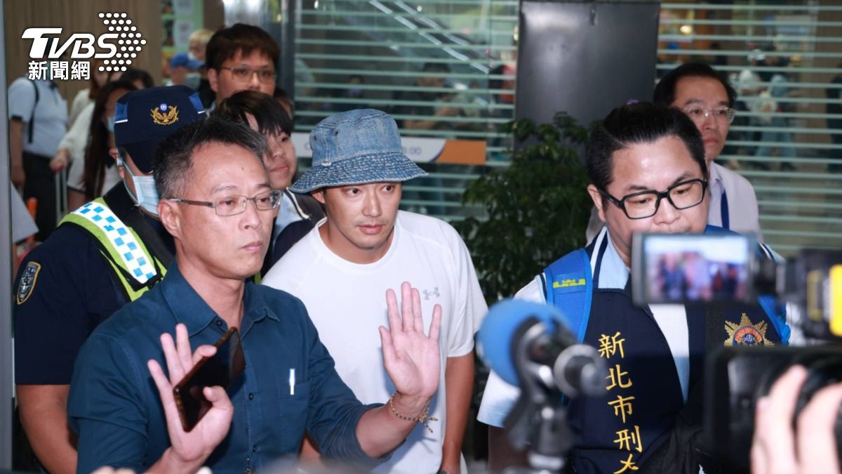威廉怕媒體推擠跌倒,暖心出言提醒。(圖/趙世平攝)