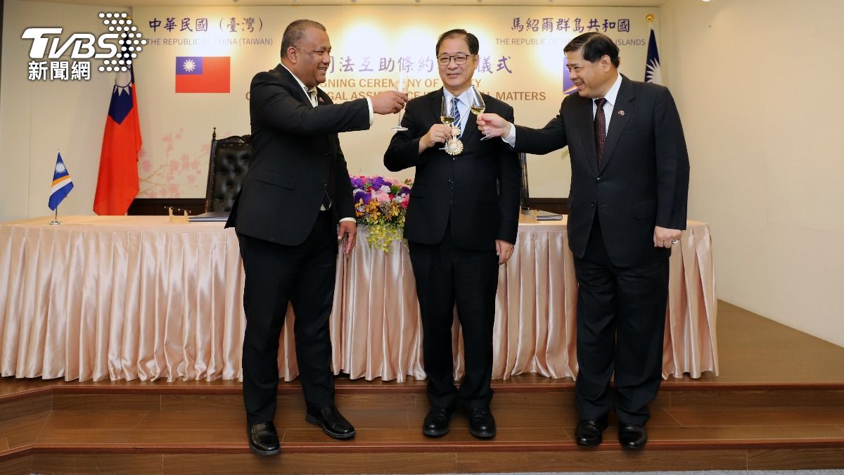 鄭銘謙、查克拉、外交部常務次長陳立國舉杯慶。(圖/法務部提供)