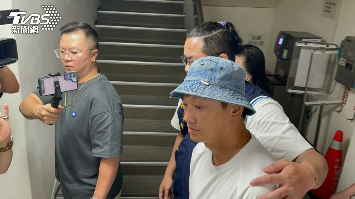 神情看起來略顯疲憊的威廉在警方陪同下到新北刑大複訊。(圖/曾健銘攝)