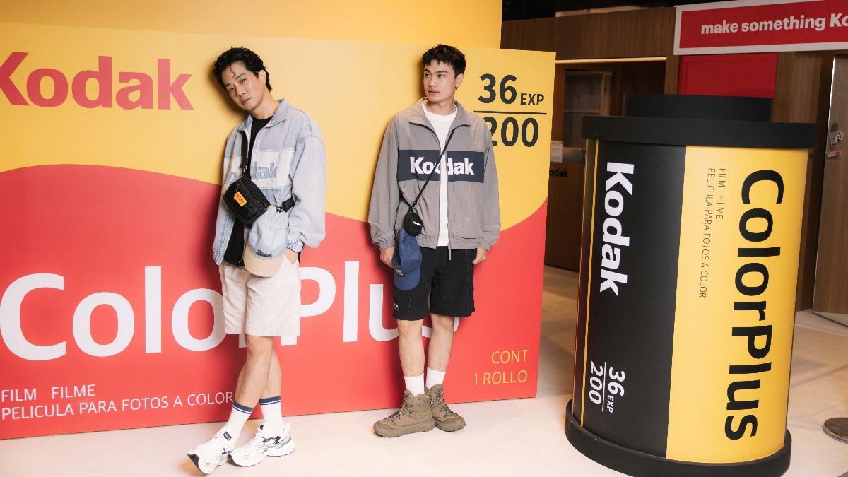 薛仕凌(左)、劉子銓混搭潮牌展現時尚態度。(圖/KODAK APPAREL提供)