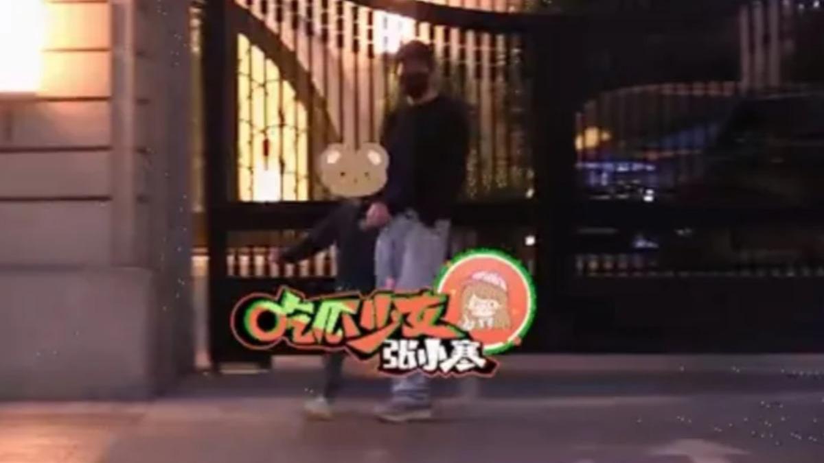 趙德胤被拍到自由進出趙麗穎家,並單獨帶她兒子外出。(圖/翻攝自微博)