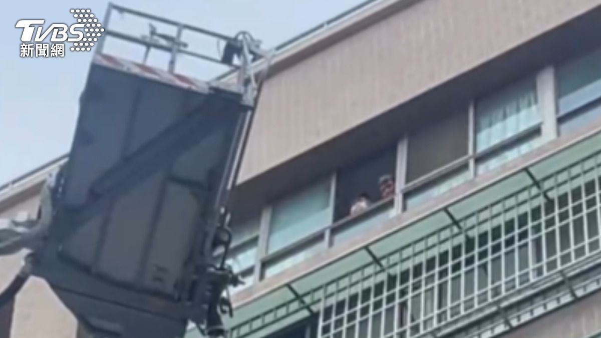 台中大樓傍晚火警!黑煙烈火猛衝天 3住戶受困「平安獲救」