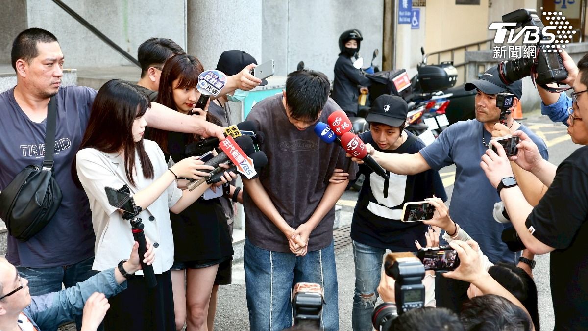 一票藝人涉嫌逃避兵役，陳大天今日以25萬交保後向社會鞠躬致歉。（圖/華子琛攝）