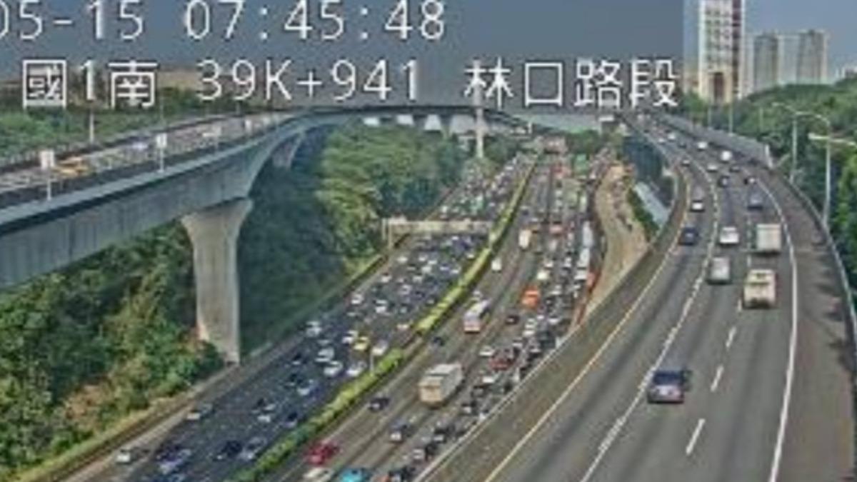 警消到場排除事故。(圖/國道即時路況)