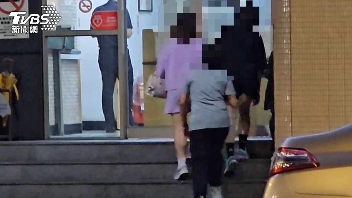媽媽見狀相當崩潰不停哭喊。(圖/TVBS)