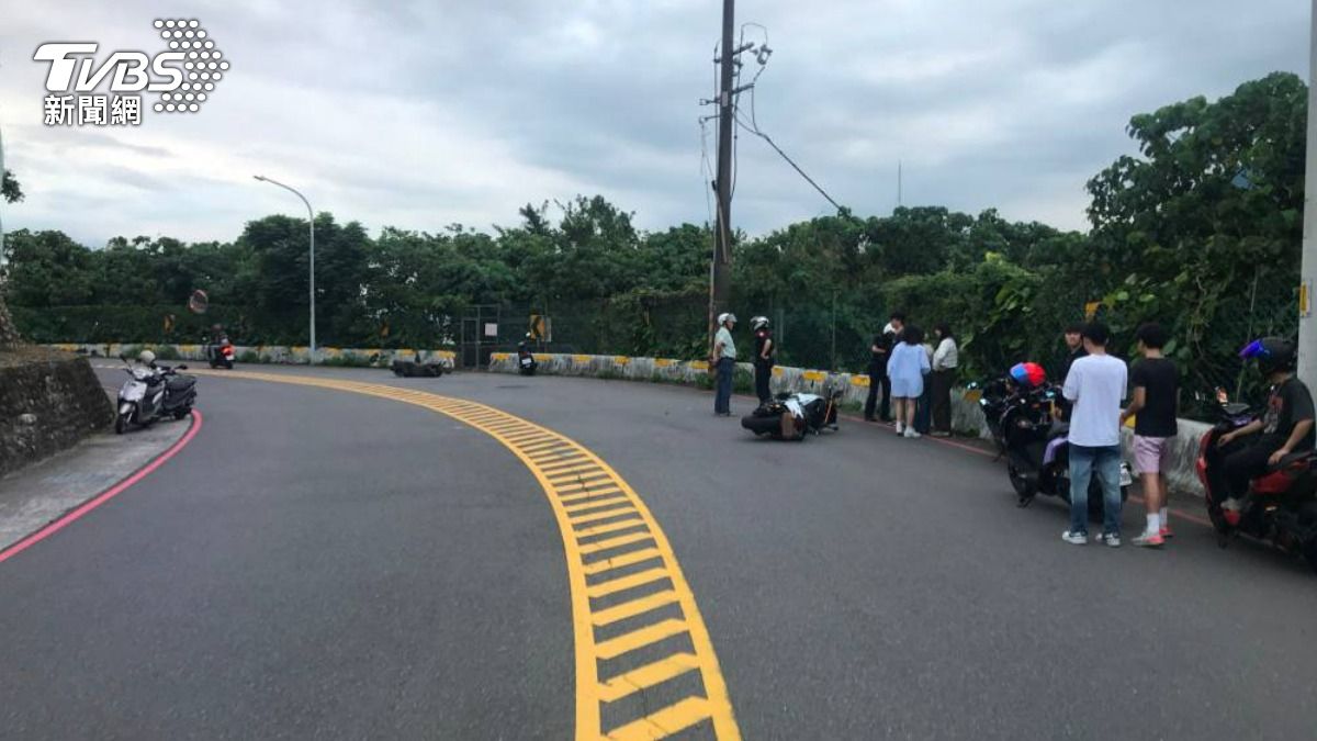 淡江大學前嚴重事故!男騎士過彎慘摔猛撞對向車 頭部重創昏迷