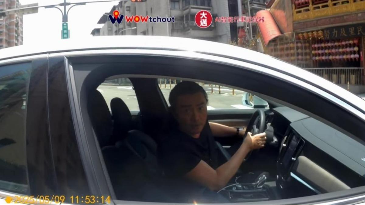 藝人李㼈日前開車違規被民眾拍下。(圖/翻攝自WoWtchout-地圖型行車影像分享平台)