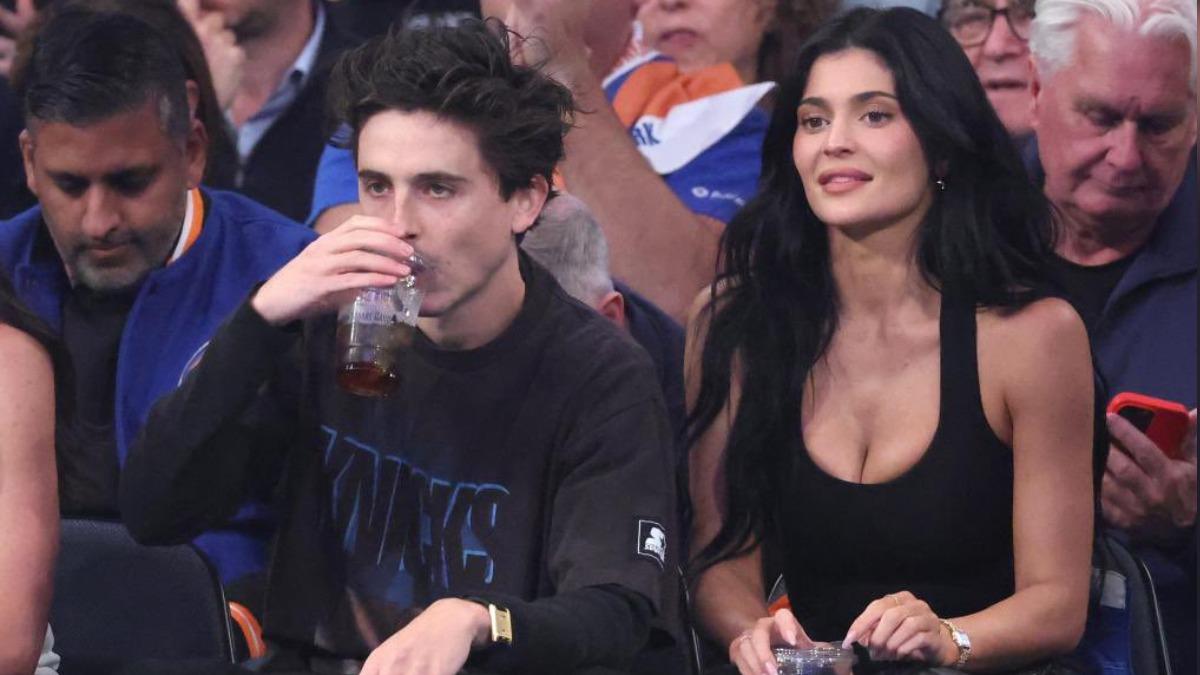 Kylie Jenner戴著卡地亞Panthère 手錶。(圖/取自X@timotheeupdates)