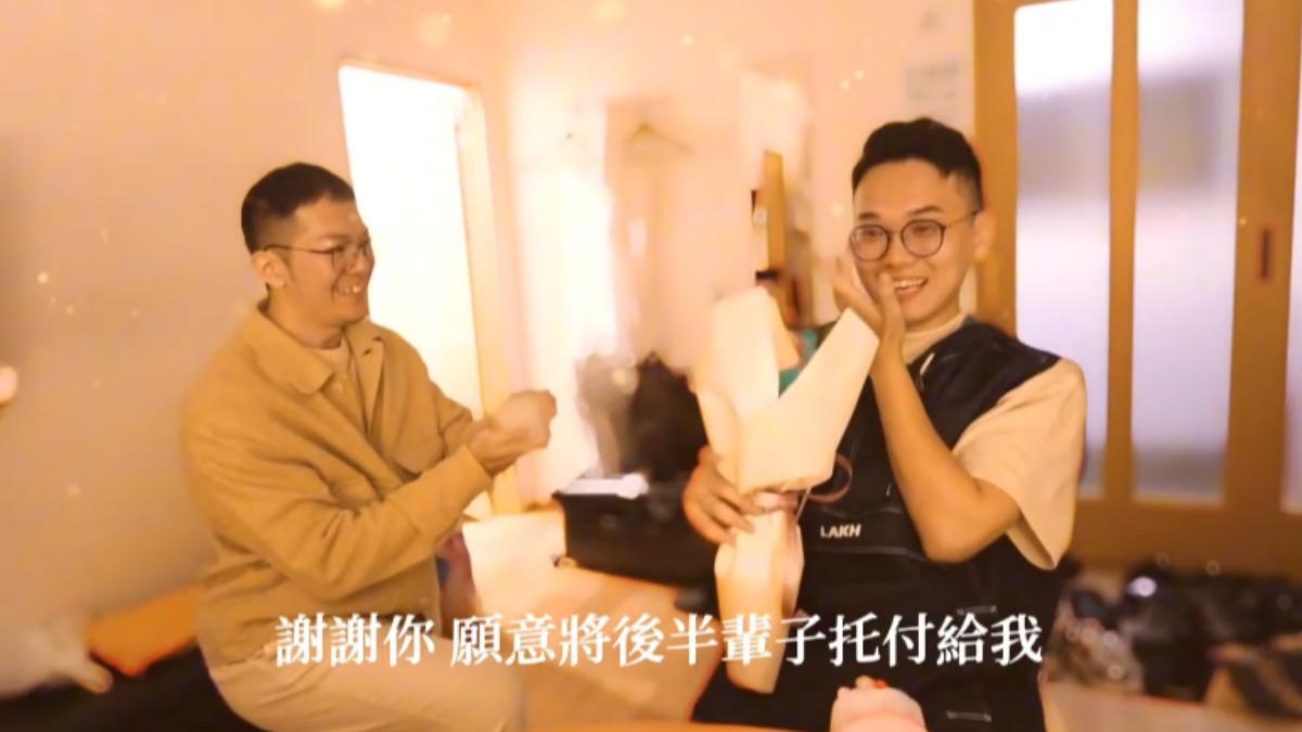 百萬YTR求婚成功!直播掏戒指哽咽告白 一票看哭:要一直幸福