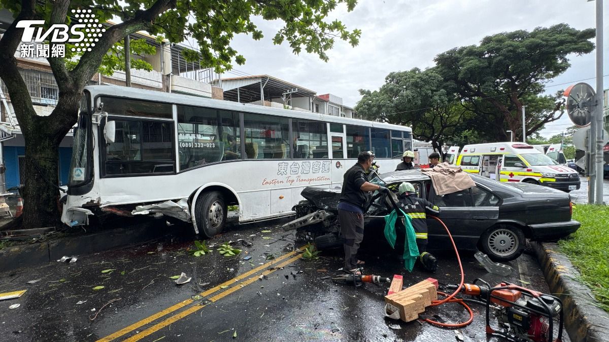 快訊／台東綠色隧道小客車疑逆行猛撞公車　車頭全毀1命危