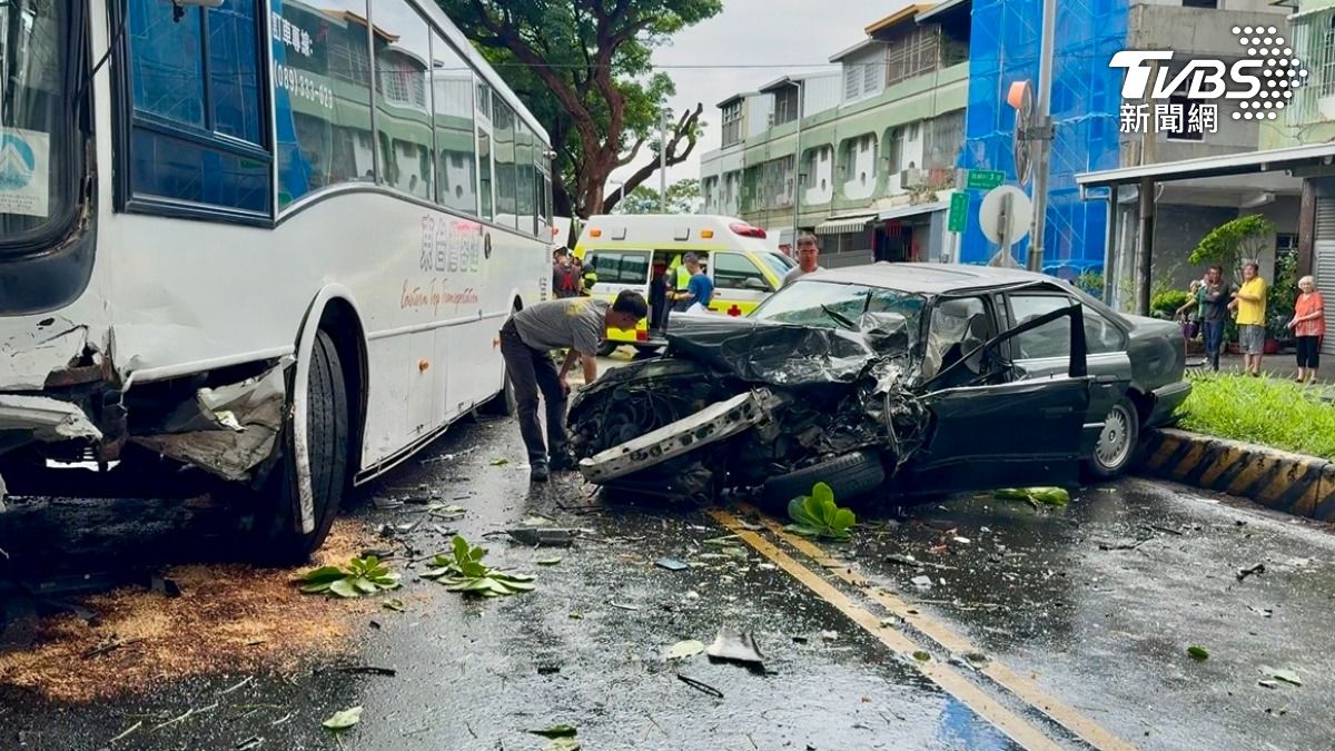 驚!台東轎車雙黃線超車 猛撞公車釀1命危3傷