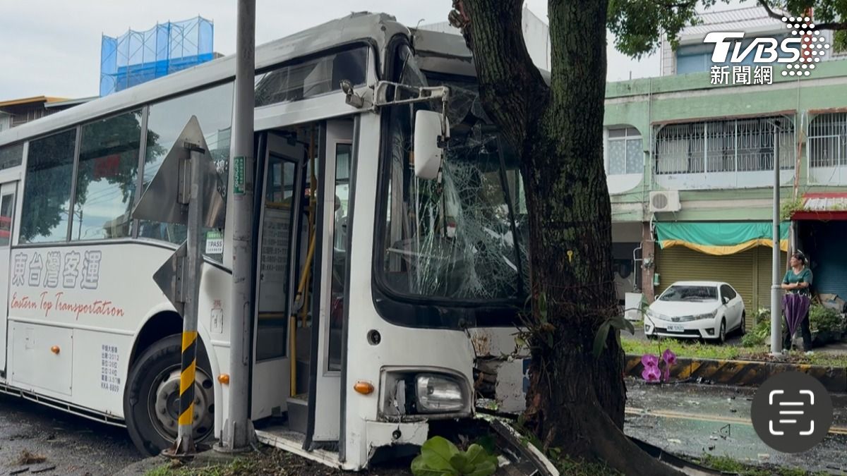 台東公車「東台灣客運」來不及閃避正面衝撞的轎車，右偏撞上一旁分隔島大樹。(圖/徐郁惇攝)