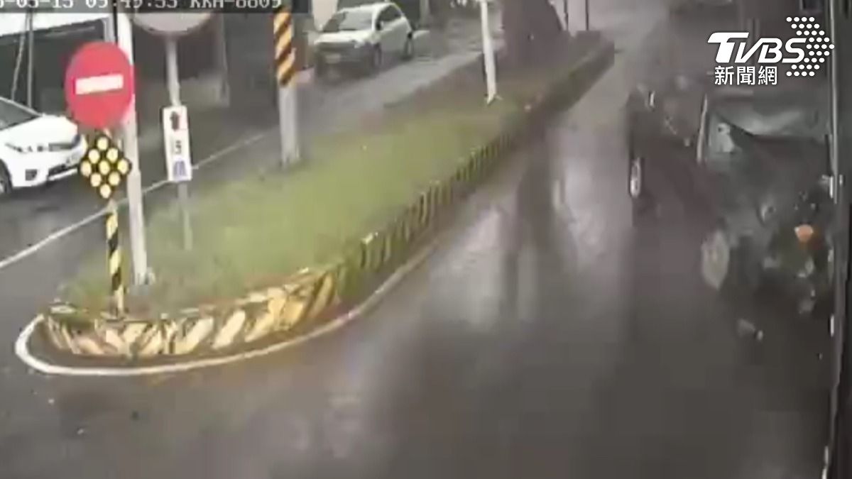 台東綠色隧道發生公車遭對向車道轎車正面衝撞車禍，造成4名傷者輕重傷送醫。（圖/徐郁惇攝）