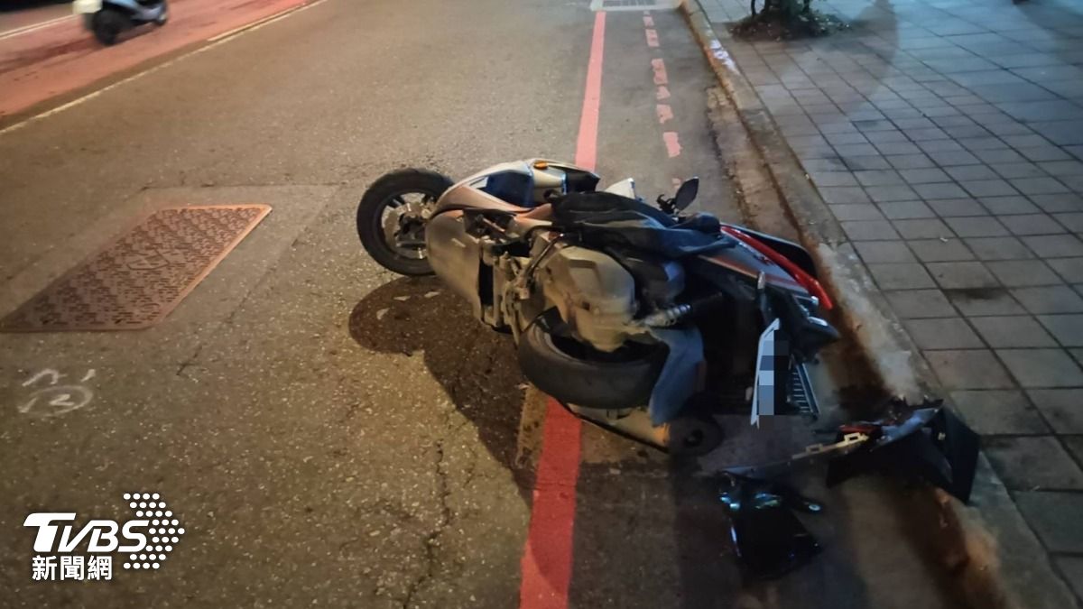 單車騎士違規與機車騎士擦撞，導致機車騎士傷重身亡。（圖／TVBS）