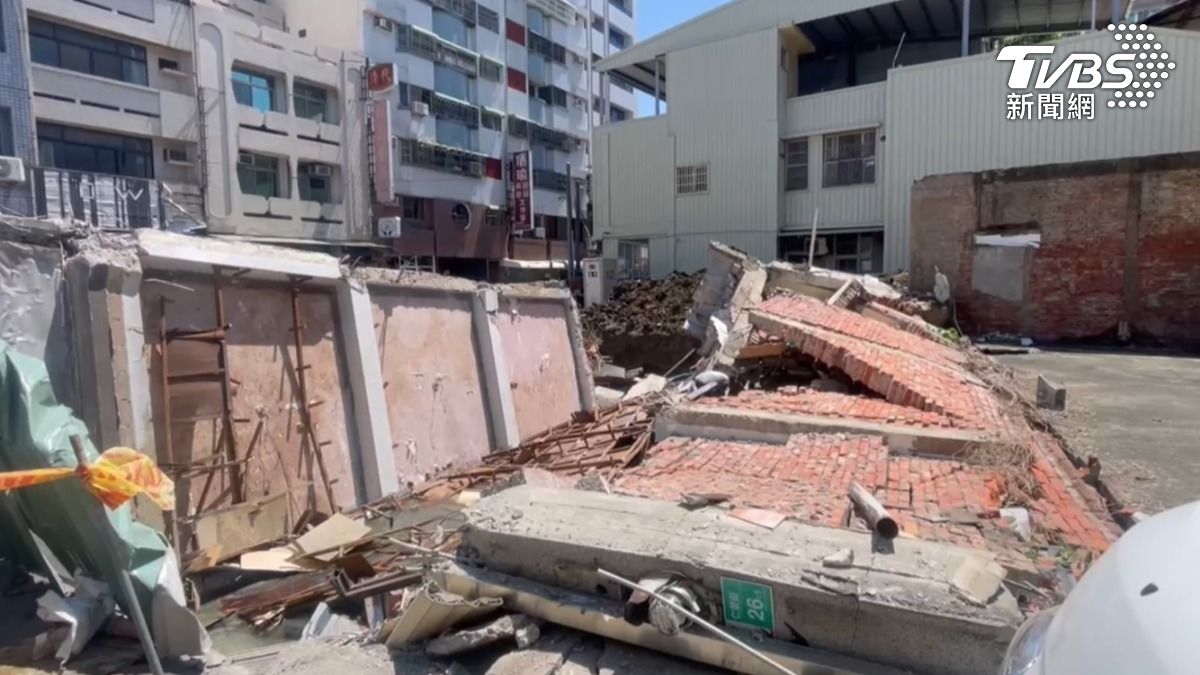 台南新營仁愛路1棟3層樓的透天厝倒塌。(圖/TVBS)