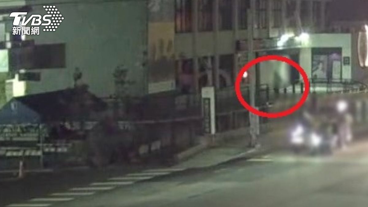 嫌犯隨後往校園方向校逃逸。(圖/翻攝畫面)