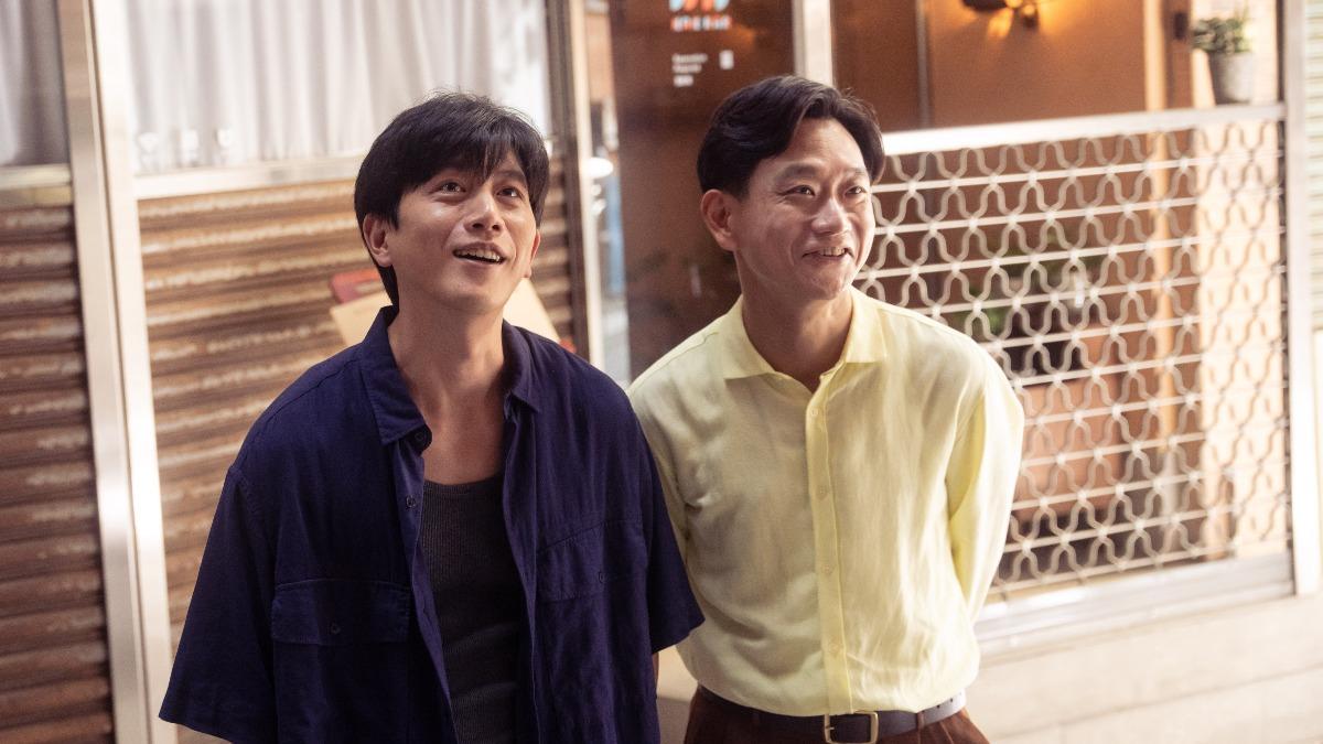 劇中莫子儀(左)因意外失去嗅覺跌入低谷,在老友陳家逵邀請下重返吧檯。(圖/逆光電影提供)
