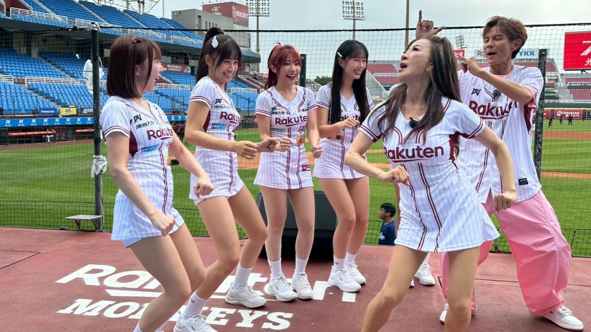 楊繡惠(右二)寶刀未老。(圖/民視提供)