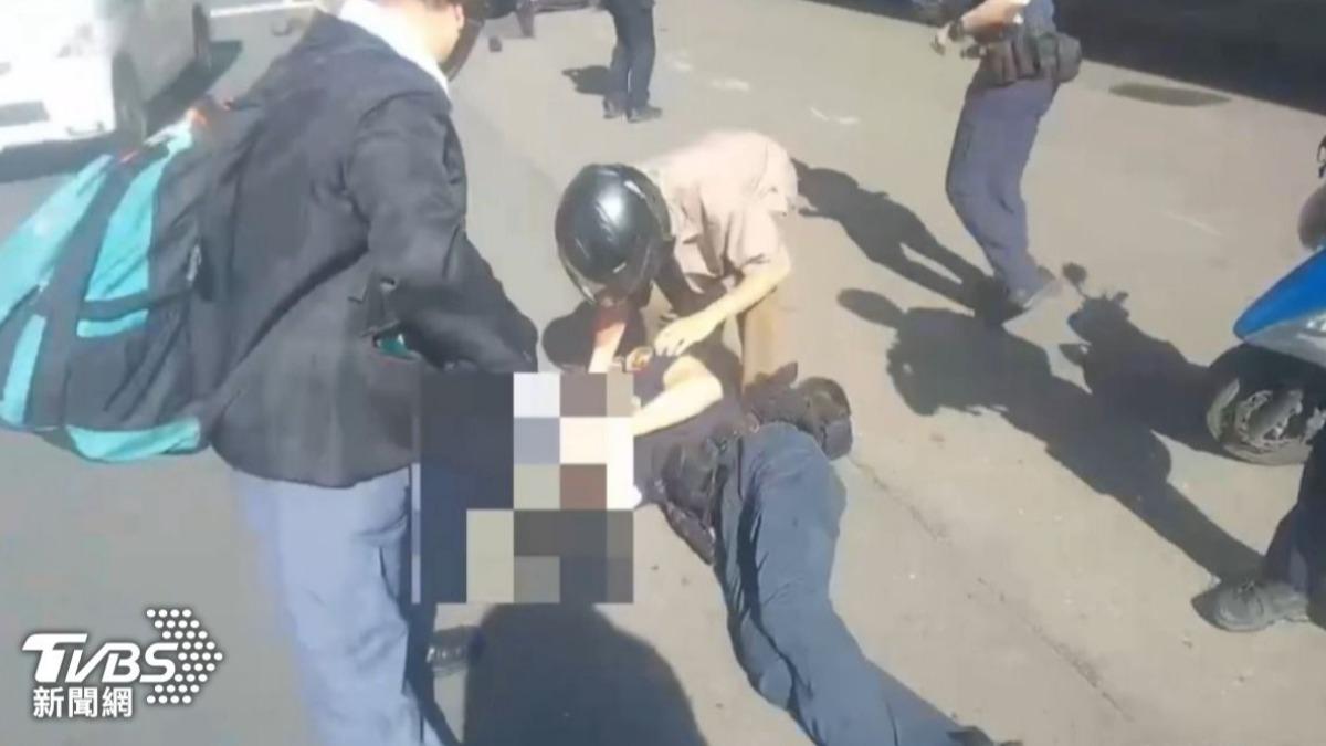 吳姓員警被撞後倒地不起。(圖/TVBS)