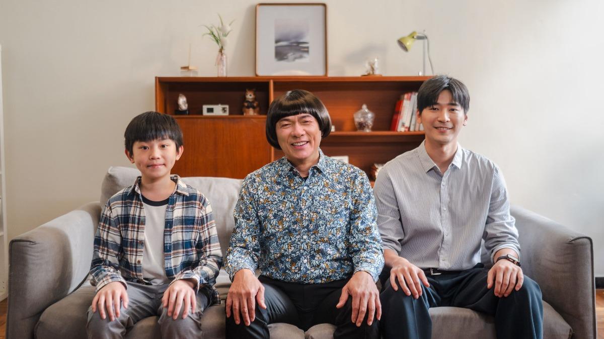 MV找來新生代男星涂善存(右1)一人分飾兩角。(圖/甲上娛樂提供)
