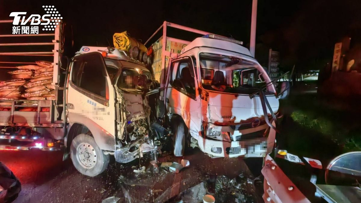 宜蘭大學長對決！蔬菜和肥料貨車「猛對撞」　撞爛車頭、護欄畫面曝