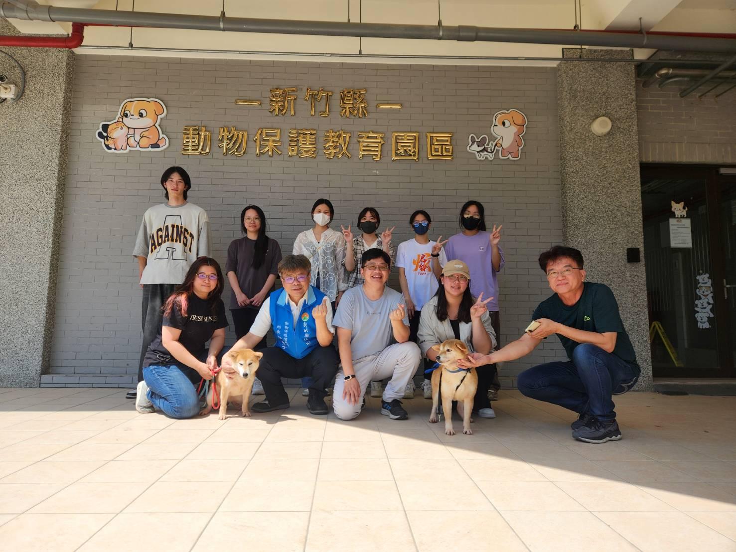 元培科技大學寵物保健系師生來協助柴犬做美容。(圖/新竹縣動保所提供)