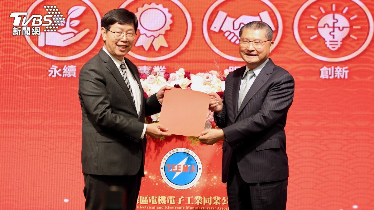 鴻海董座劉揚偉接任電電公會理事長,右為電電公會前任理事長、英業達董事李詩欽。(圖/華子琛攝)