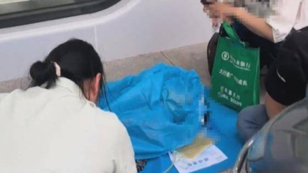 老婦當場在銀行門前斷氣。(圖/翻攝自 橙訊)