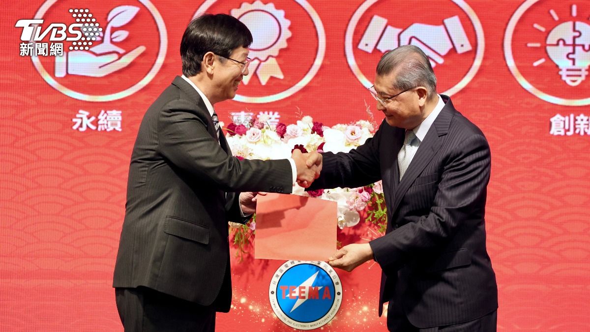 鴻海董事長劉揚偉接任電電公會理事長,右為前任理事長李詩欽。(圖/華子琛攝)