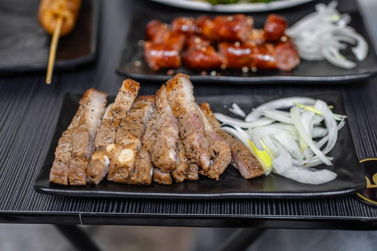 「烤鹹豬肉」(190元)搭配洋蔥更解膩。(圖/「有點想分享」提供)