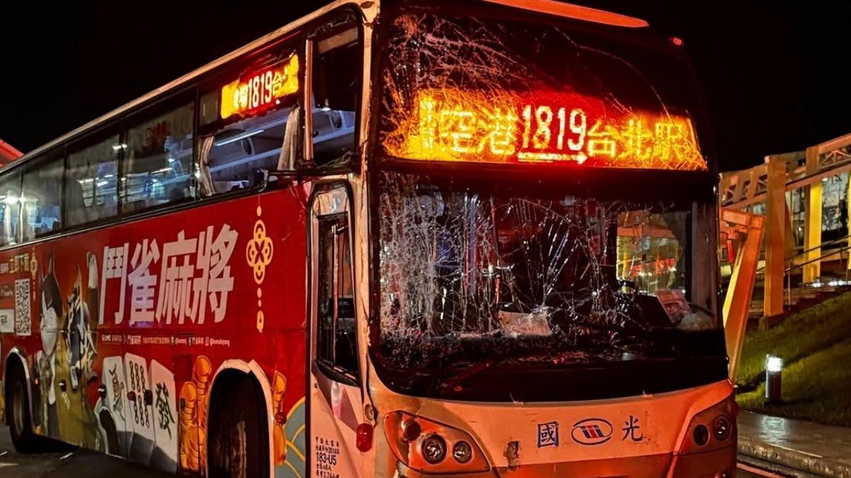 國光客運桃機出發秒自撞「玻璃碎滿地」 30國內外籍乘客送醫