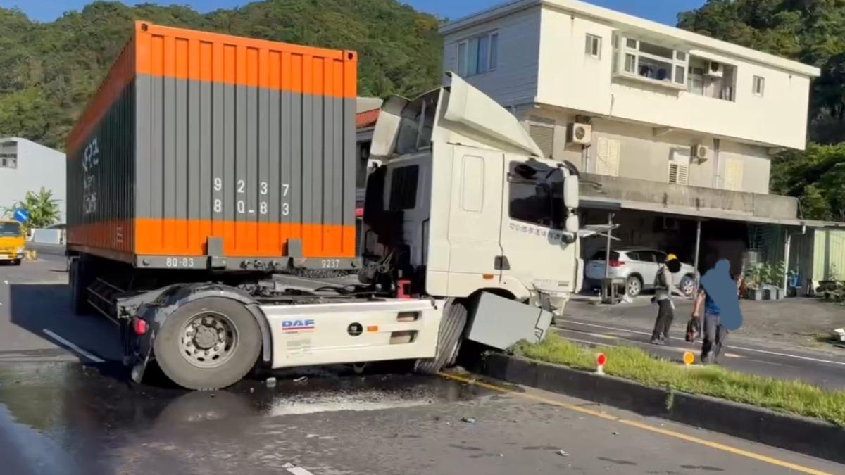 疑疲勞駕駛!曳引車自撞分隔島 濱海公路頭城段一度封閉