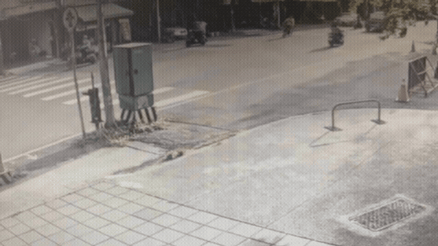 陳姓國小童騎著腳踏車遭小貨車擦撞。(圖/TVBS)