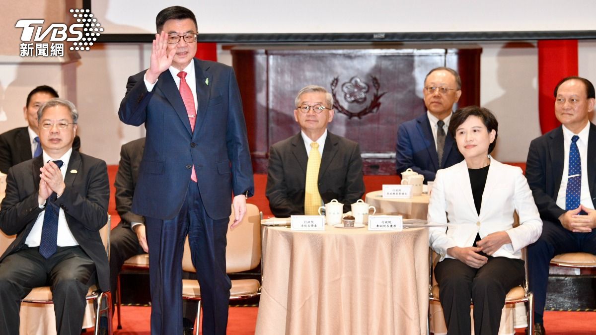 行政院今(16)日上午在院內舉行記者會,說明這一年來的政績。(圖/胡瑞麒攝)