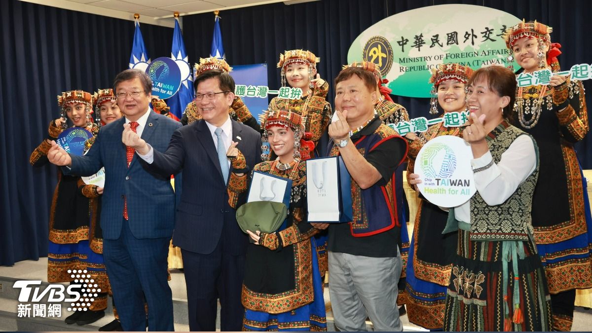 兩部長在記者會最後與要共赴日內瓦表演的「希望合唱團」合影。(圖/潘建樺攝)