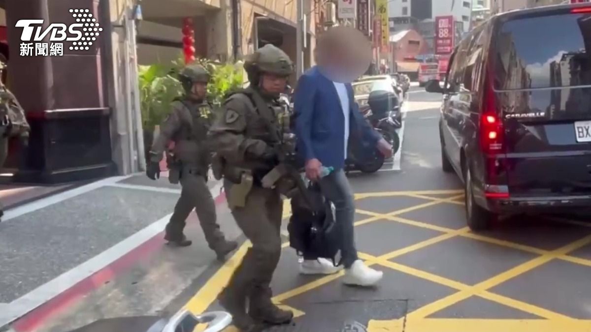 威震吳明達睡夢中遭30特勤隊包圍 逮捕畫面曝光