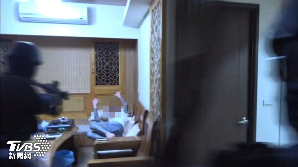 警方埋伏多日在桃園市區找到本案人口販運劉姓主嫌。(圖/TVBS)