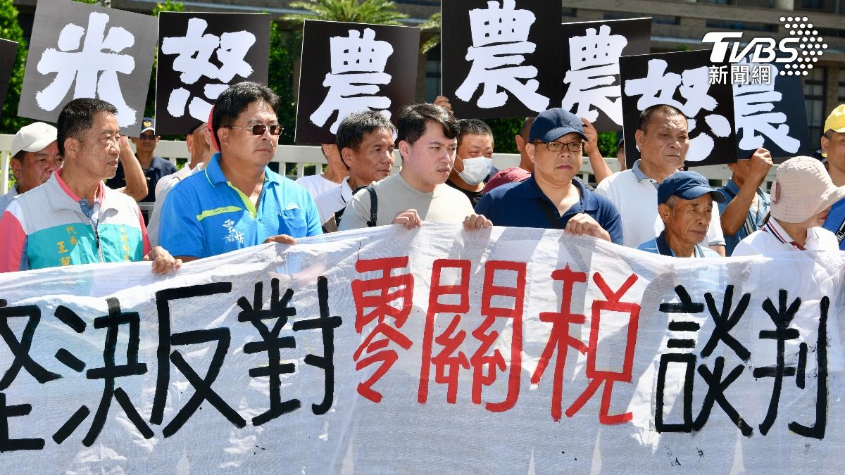 美農產品零關稅?政院茶敘「農民頂烈陽場外陳抗」 楊儒門也來了